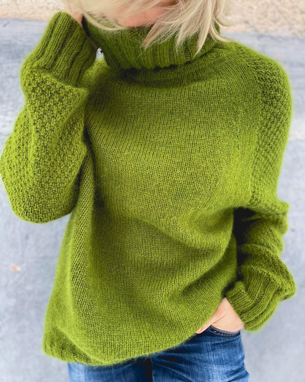 Women's Chunky Knitted Turtleneck Jumper with Ribbed Cuffs